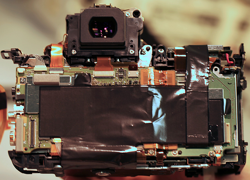Illustration for article titled Canon 5D Mark III Partial Teardown: Don't Try This At Home